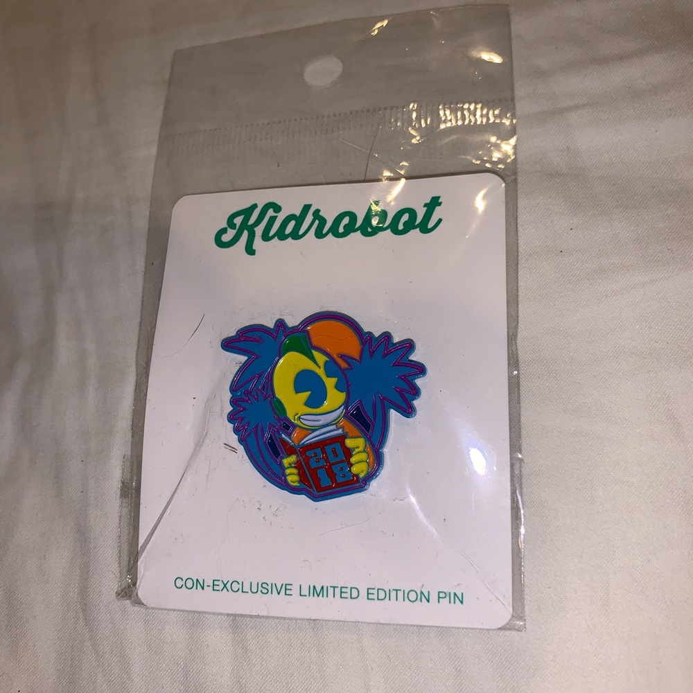 SDCC Exclusive Kidrobot Pin Limited Edition RARE